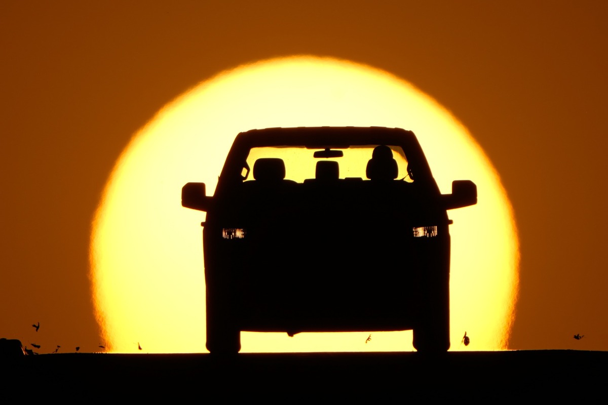Un automóvil y un ocaso del sol en Lenexa, Kansas, el 26 de marzo del 2026.