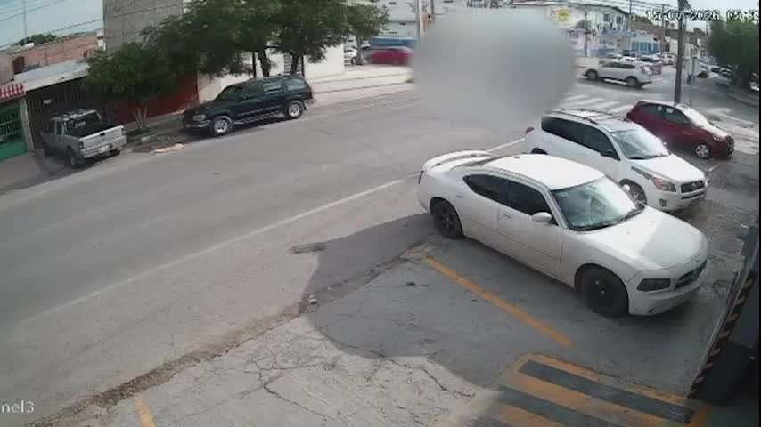 En las imágenes se aprecia con total claridad el momento exacto del impacto.