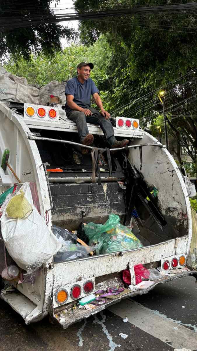 Es importante separar la basura y avisar a los trabajadores de limpia sobre objetos que puedan ser peligrosos, para evitar accidentes.