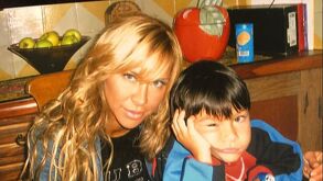 Aylin Mujica y su hijo