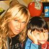 Aylin Mujica y su hijo