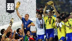 Fabbio Cannavaro y Cafú levantando la Copa Mundial de la FIFA con sus selecciones.