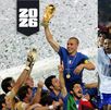 Fabbio Cannavaro y Cafú levantando la Copa Mundial de la FIFA con sus selecciones.
