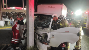 Un conductor y su copiloto quedaron prensados tras estrellar su camión contra un poste en la col. Riberas de los Girasoles, Escobedo. Fueron hospitalizados.