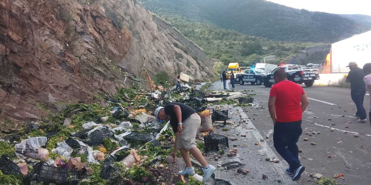 Una volcadura en Los Chorros volvió a afectar la carretera 57. Conoce qué ocurrió y por qué este tramo sigue siendo de alto riesgo.