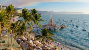 Vista panorámica de la costa desde el cielo de Puerto Vallarta, Jalisco