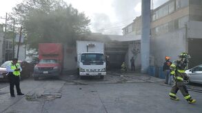 Elementos de Protección Civil y Bomberos acuden ante incendio en florería de Monterrey