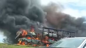 Un tráiler nodriza que transportaba varios vehículos quedó destruido tras incendiarse sobre la carretera Victoria-Zaragoza, en Tamaulipas.