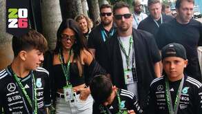 Fotografía de Lionel Messi con sus hijos y esposa