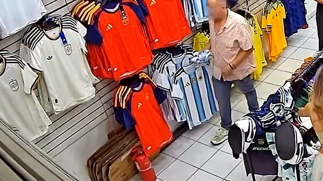 Un hombre fue captado robando un jersey de Argentina en una tienda de Monterrey.