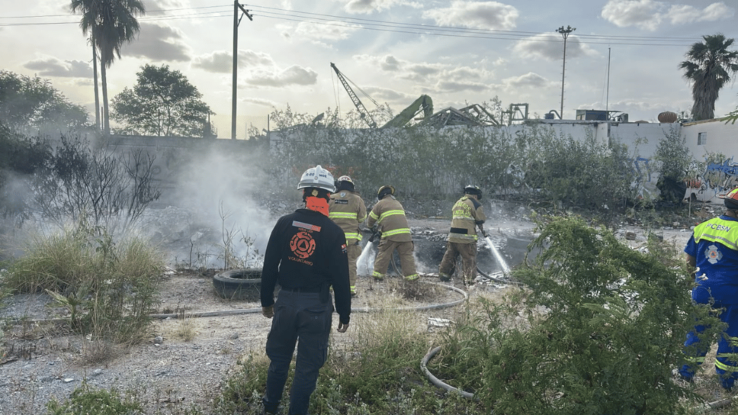 Maleza es incendiada en terreno baldío de San Nicolás.