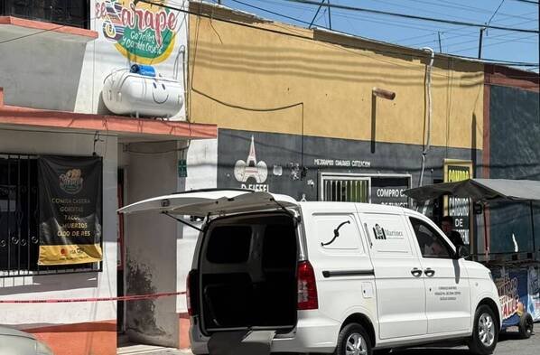 El cliente ingresó por su cuenta al establecimiento y, mientras permanecía en una de las mesas, se desvaneció.