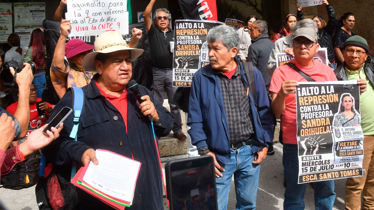 Integrantes de la CNTE protestaron frente a oficinas de la SEP en la Ciudad de México para exigir el cumplimiento de acuerdos alcanzados.