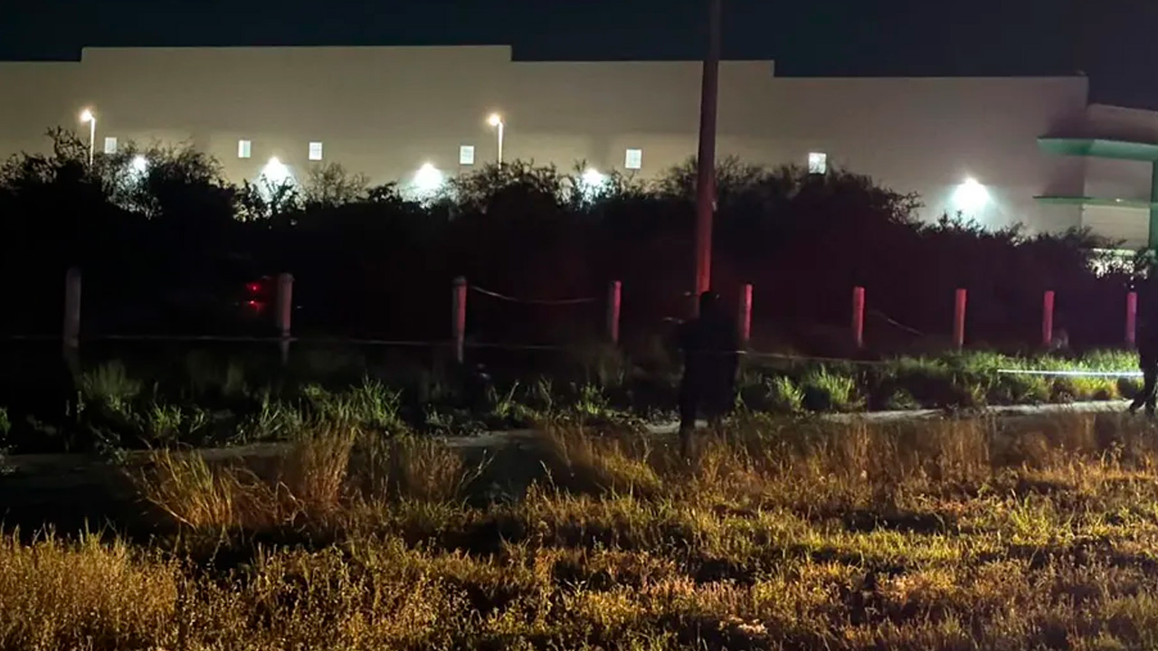 Un hombre murió y tres más resultaron gravemente heridos tras chocar contra una revolvedora en la autopista a Laredo, en Salinas Victoria.
