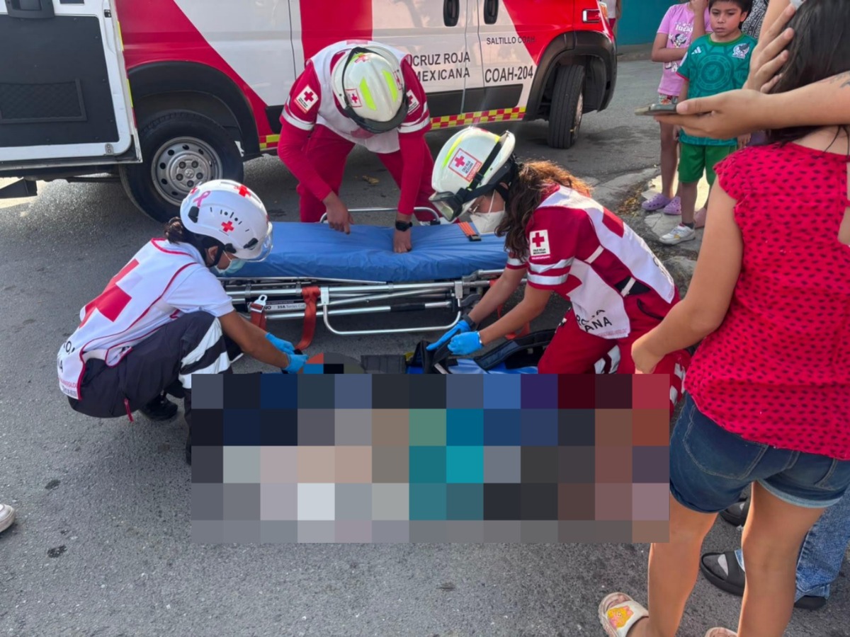 el menor de nombre Erick, cruzó la vialidad sin voltear a ambos lados, siendo impactado con la parte frontal de la unidad
