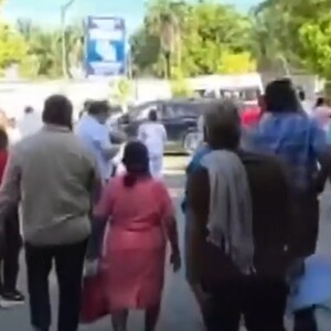 Personas desalojan tras sismo en Chiapas