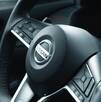 El volante de un auto Nissan visto desde el interior
