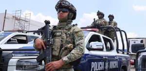 Personal de Marina a bordo de una patrulla de la policía municipal de Puebla.