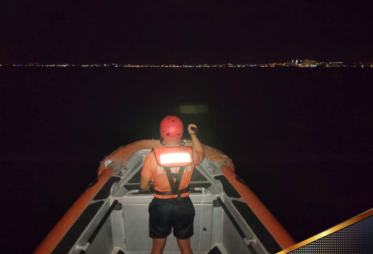 La Marina rescató en Bucerías, Nayarit, a tres deportistas (dos de ellos extranjeros) que quedaron a la deriva tras perder sus kayaks. Así los salvaron.