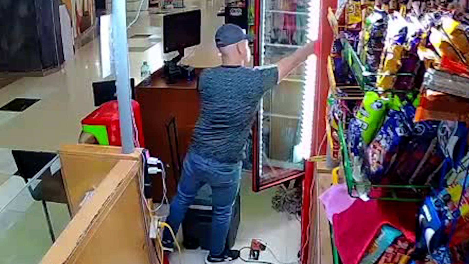 Un sujeto sustrajo mercancía y equipo de un punto de venta de snacks durante la noche del jueves, logrando evadir la vigilancia y salir por la puerta principal.
