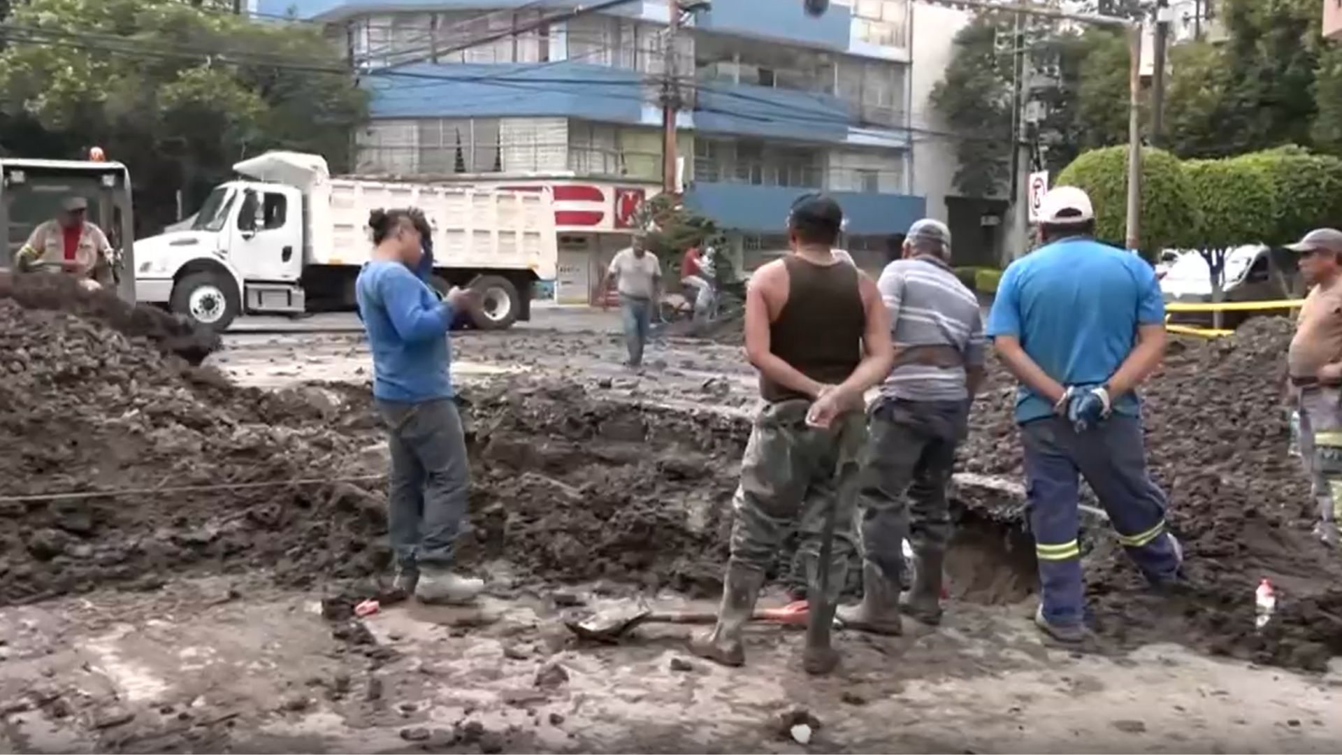 Ruptura de tubería de drenaje genera socavón en Adolfo Prieto y Concepción Beistegui, CdMx. Diez trabajadores reparan la infraestructura.