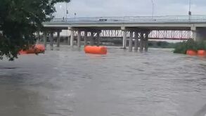 La creciente del Río Bravo desprendió decenas de boyas y obligó al cierre preventivo de los puentes internacionales entre Piedras Negras y Eagle Pass.