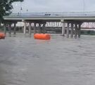 La creciente del Río Bravo desprendió decenas de boyas y obligó al cierre preventivo de los puentes internacionales entre Piedras Negras y Eagle Pass.