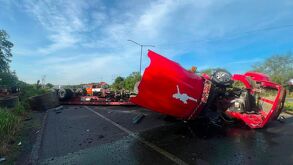 La volcadura de un tráiler que transportaba rollos de acero provocó el cierre de la Carretera Nacional en Montemorelos; el conductor resultó con lesiones leves.