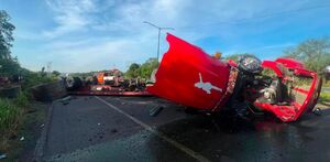 La volcadura de un tráiler que transportaba rollos de acero provocó el cierre de la Carretera Nacional en Montemorelos; el conductor resultó con lesiones leves.