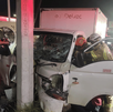 Un conductor y su copiloto quedaron prensados tras estrellar su camión contra un poste en la col. Riberas de los Girasoles, Escobedo. Fueron hospitalizados.