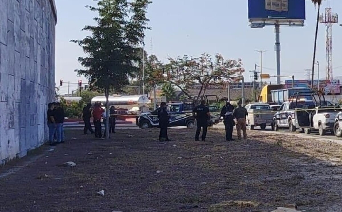 Autoridades atendiendo el reporte de un hombre sin vida en el bulevar Jabonoso de Gómez Palacio.