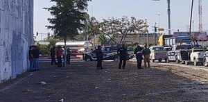 Autoridades atendiendo el reporte de un hombre sin vida en el bulevar Jabonoso de Gómez Palacio.