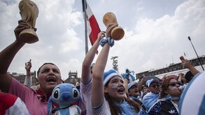 Aficionados de Argentina en el Fan Fest Zócalo CdMx