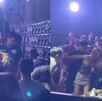 Jóvenes peleando en un bar de la zona Centro de Torreón.