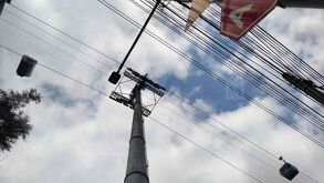 Un hombre escaló una torre de soporte del Cablebús CdMx, lo que provocó la suspensión temporal de la Línea 1.