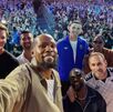 Lionel Messi compartiendo espacio con diferentes leyendas del deporte mundial.