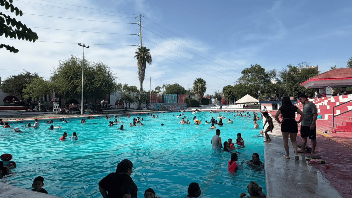 Decenas de familias abarrotaron las albercas y asadores del Parque España en Monterrey para ganarle al intenso calor de este fin de semana de verano.