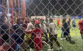 Jugadores de fútbol peleando durante un partido en cancha de la colonia Nuevo Torreón.