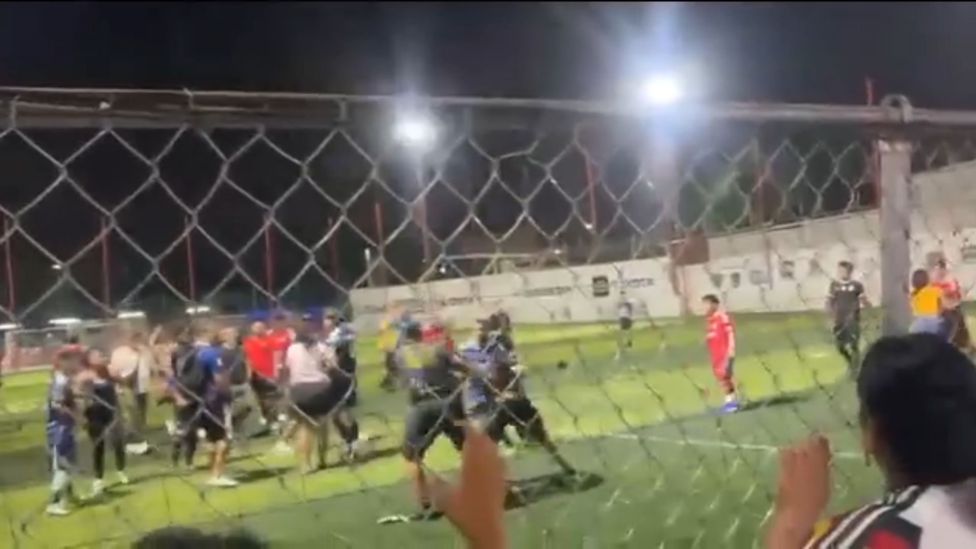 La Dirección de Inspección y Verificación de Torreón procedió a la clausura de unas canchas de fútbol ubicadas en la colonia Nuevo Torreón.