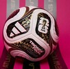 Adidas y la FIFA presentaron el TRIONDA FINAL, el esférico exclusivo en tonos oro y negro con el que se jugarán las semifinales y la gran final del Mundial 2026