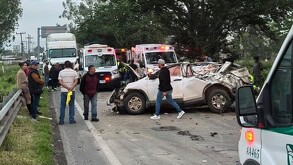 Camioneta blanca destruida de la parte trasera tras un choque en medio de carretera Guadalajara-Morelia con personas, ambulancias y autos alrededor