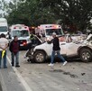 Camioneta blanca destruida de la parte trasera tras un choque en medio de carretera Guadalajara-Morelia con personas, ambulancias y autos alrededor