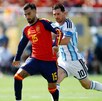 Álex Baena siendo marcado por Messi durante la Final del Mundial 2026.
