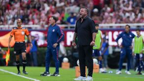 Antonio Mohamed dando indicaciones en el Chivas vs Toluca de Jornada 1 del Apertura 2026.