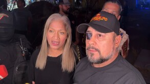 Arnulfo Jr. hablando de cateo con su abogada.