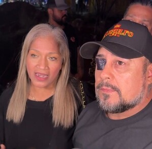 Arnulfo Jr. hablando de cateo con su abogada.