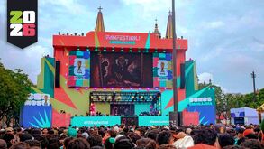 Escenario del FIFA Fan Fest en Guadalajara con una multitud de personas al frente y las cúpulas de la Catedral Metropolitana al fondo