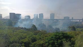 incendio de 2 mil 500 metros cuadrados en el río Santa Catarina, a la altura de la colonia Caracol