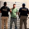 Luis Fidel ‘N' con a cara censurada siendo detenido por agentes de la Fiscalía de Michoacán, Guardia Nacional, Ejército Mexicano y Guardia Civil
