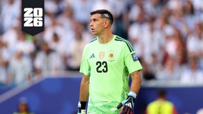 Emiliano Martínez jugando un partido del Mundial 2026.